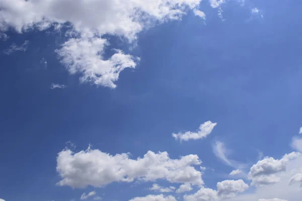 Céu azul bonito com nuvens fundo . — Fotografia de Stock