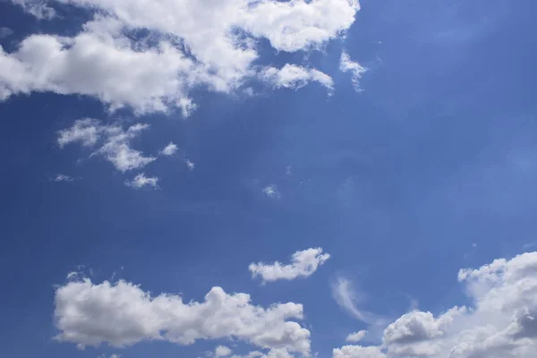 Gyönyörű kék ég, a felhők háttér. — Stock Fotó