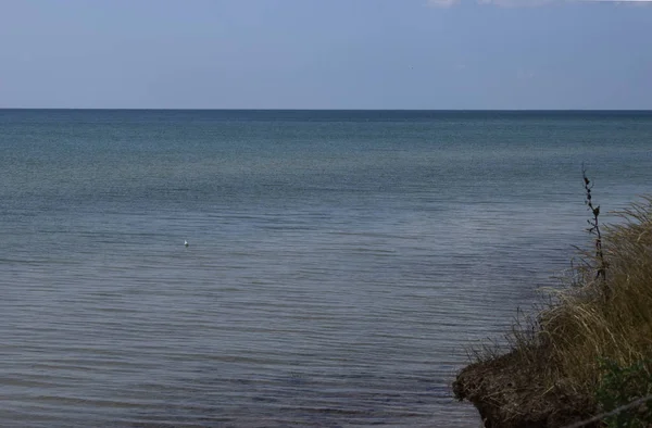 Летние пейзажи с когтистыми скалами у синего моря . — стоковое фото