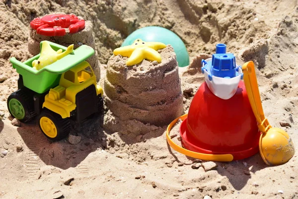 Juguetes de playa para niños en la arena en un día soleado . — Foto de Stock