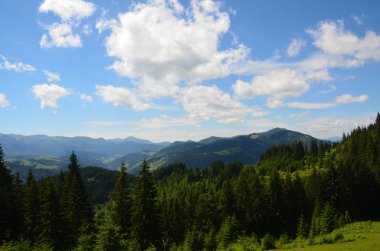 Yaz güneşli gün dağlara gitmek için