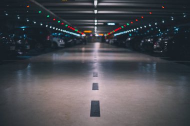 Bulanık arka plan düşük çekim ve perspektif ile kapalı yeraltı otopark