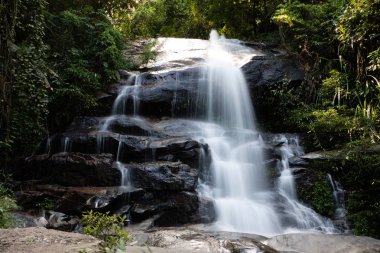 Chiang Mai (Tayland) ormanında Montha Than şelale uzun pozlama)