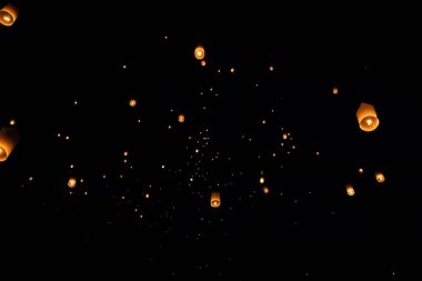 Loi Krathong ve yi Peng gece gökyüzünde kağıt fenerler yayımladı