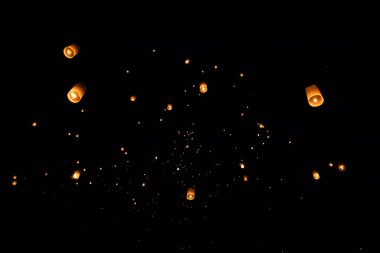 Loi Krathong ve yi Peng gece gökyüzünde kağıt fenerler yayımladı