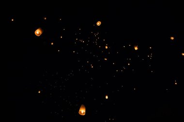 Loi Krathong ve yi Peng gece gökyüzünde kağıt fenerler yayımladı