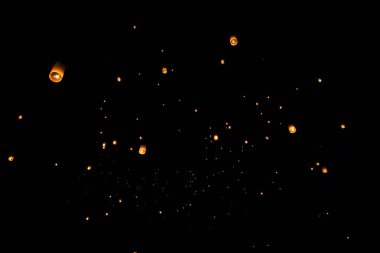Loi Krathong ve yi Peng gece gökyüzünde kağıt fenerler yayımladı