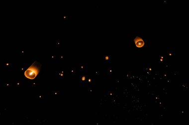 Loi Krathong ve yi Peng gece gökyüzünde kağıt fenerler yayımladı