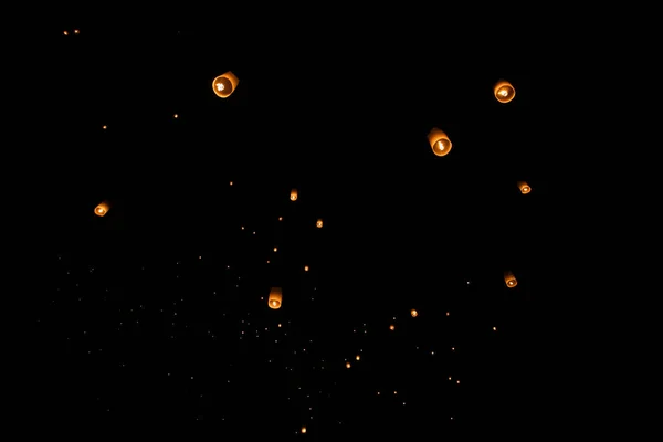 Loi Krathong y Yi Peng lanzaron linternas de papel en el cielo durante la noche —  Fotos de Stock