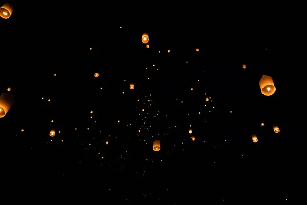 LOI Kraстрінги і Yi Peng випустили паперові ліхтарі на небі протягом ночі — стокове фото