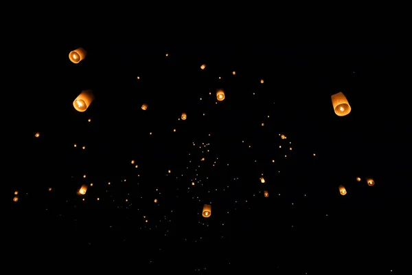 Loi Krathong en Yi Peng brachten papieren lantaarns aan de hemel tijdens de nacht — Stockfoto