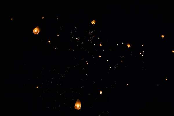 Loi krathong und yi peng ließen nachts Papierlaternen am Himmel aufsteigen — Stockfoto