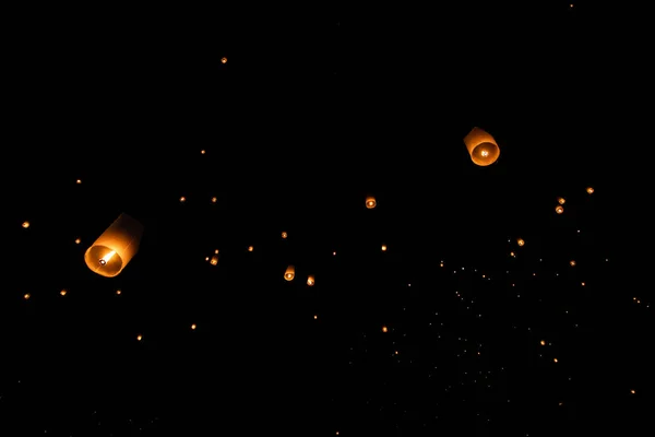 Loi Krathong y Yi Peng lanzaron linternas de papel en el cielo durante la noche —  Fotos de Stock