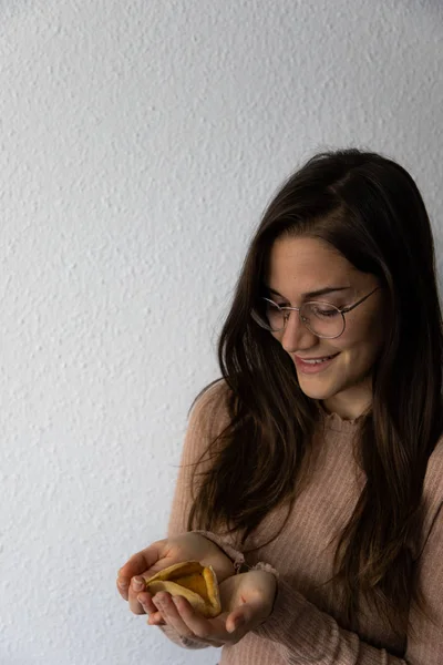 Hamantaş Purim kayısı kurabiye tutan güzel ve mutlu kadın portre