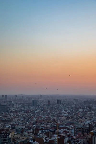 Uitzicht over de stad Barcelona tijdens zonsondergang — Stockfoto