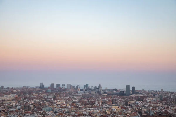 Uitzicht op de stad Barcelona en de Middellandse Zee — Stockfoto