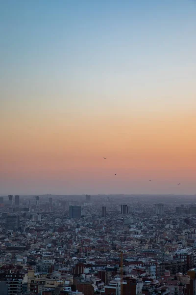Uitzicht over de stad Barcelona tijdens zonsondergang — Stockfoto