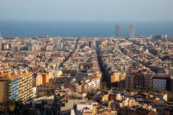 Vistas de la ciudad de Barcelona y el mar Mediterráneo — Foto de Stock