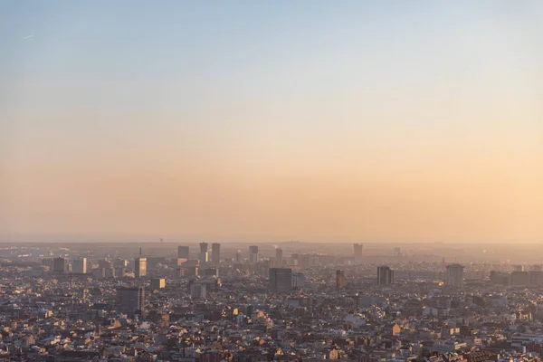 Vue sur la ville de Barcelone pendant le coucher du soleil — Photo