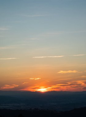 Dağlar ve doğa ile siluetüzerinde gün batımı görünümü