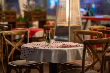 Kırmızı damalı masa örtüsü ve ahşap sandalyeler ile bir İspanyol restoran masanın merkezinde yakın