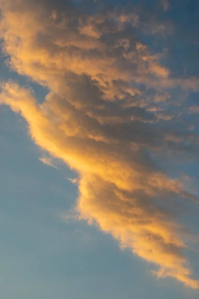 天空中带有橙色的日落云 — 图库照片