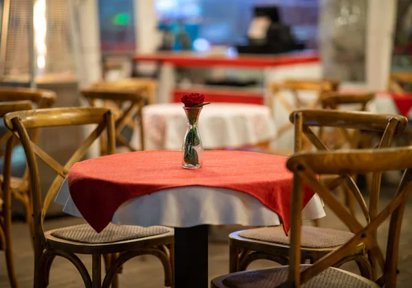 Közel a központi egy spanyol étterem asztal piros kockás abroszok és fa székek — Stock Fotó
