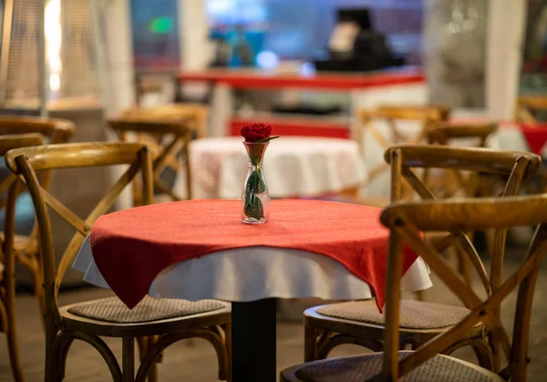 Kırmızı damalı masa örtüsü ve ahşap sandalyeler ile bir İspanyol restoran masanın merkezinde yakın