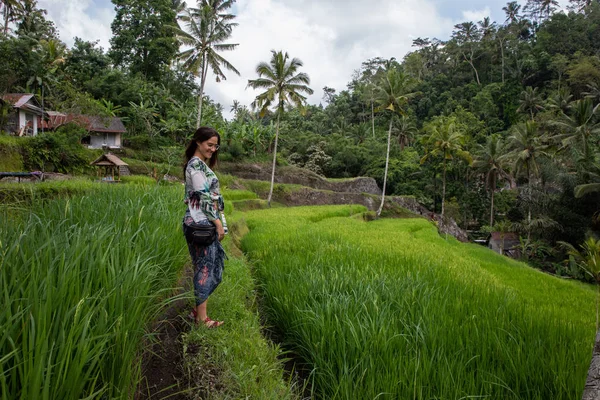 Hermosa mujer en campos de arroz verde en Bali — Foto de Stock