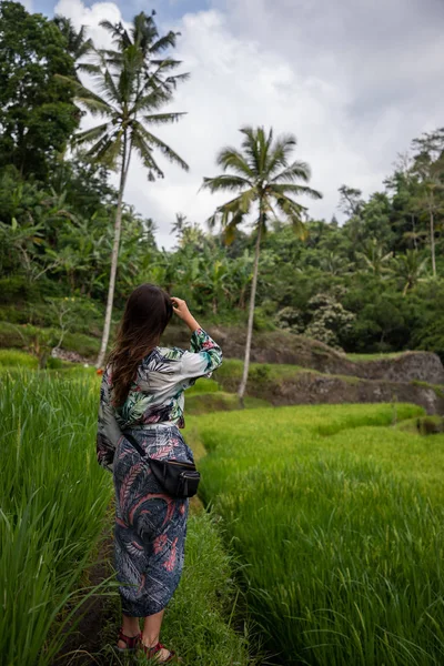 Mooie vrouw op groene rijstvelden in Bali — Stockfoto