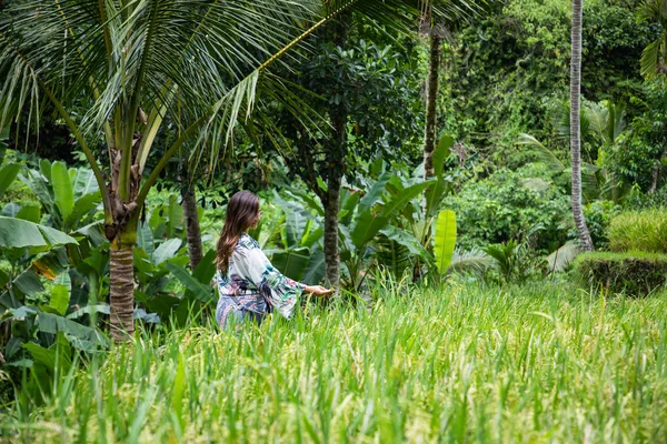 Mooie vrouw op groene rijstvelden in Bali — Stockfoto