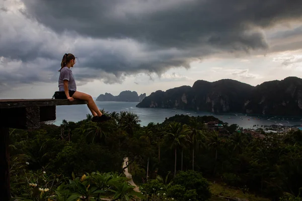 Phi Phi adası v ile ahşap platformda oturan güzel kadın
