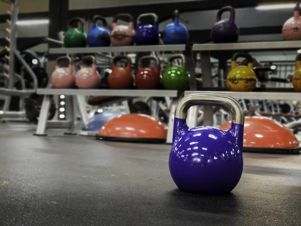 Kettlebell på ett gym med mer färgstarka kettlebells på bakgrunden — Stockfoto