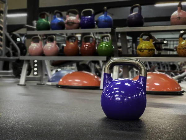 Kettlebell på ett gym med mer färgstarka kettlebells på bakgrunden — Stockfoto
