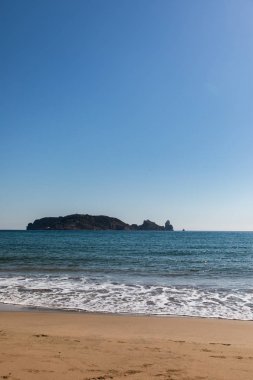Güneşli bir günde plajdan ada manzarası - Medes Adaları