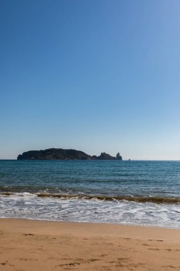 Güneşli bir günde plajdan ada manzarası - Medes Adaları