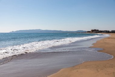 Güneşli bir günde plaj manzarası tarafı