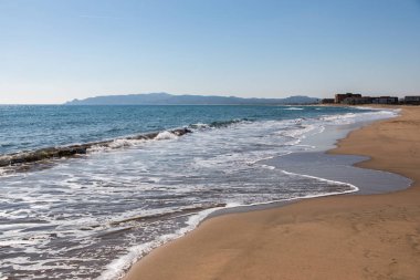 Güneşli bir günde plaj manzarası tarafı