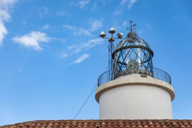 Açık gökyüzü ile gündüz saatlerinde Deniz Feneri