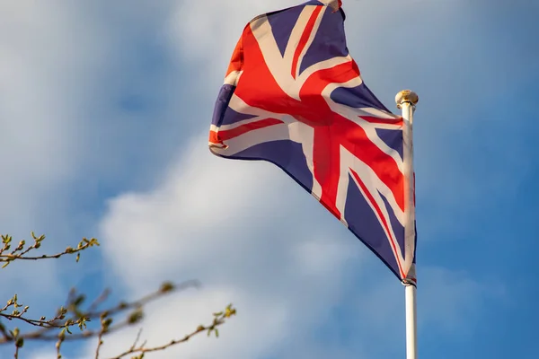 Bandera del Reino Unido ondeando en el viento — Foto de Stock
