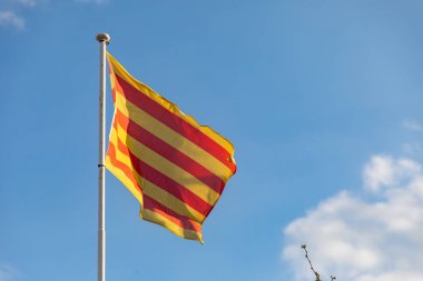 Rüzgarda sallanan Katalan bayrağı (senyera)