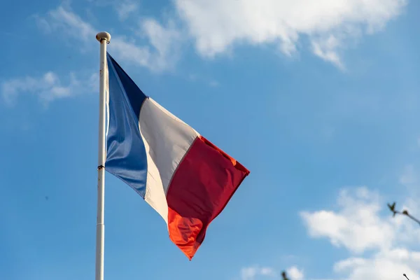 Bandera de Francia ondeando en el viento —  Fotos de Stock