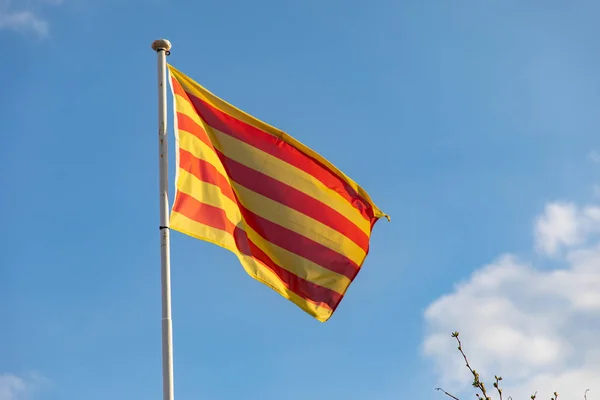 Katalanische Flagge weht im Wind (senyera)) — Stockfoto