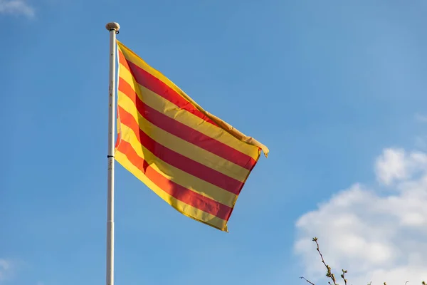 Bandera catalana ondeando al viento (senyera ) — Foto de Stock