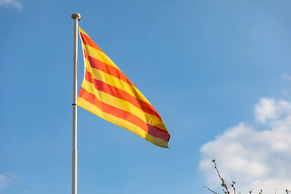 Bandera catalana ondeando al viento (senyera ) — Foto de Stock