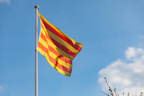 Bandera catalana ondeando al viento (senyera ) —  Fotos de Stock