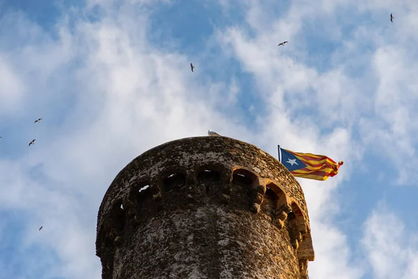 Bandera independiente ondeando en la cima de la nube de la torre medieval —  Fotos de Stock