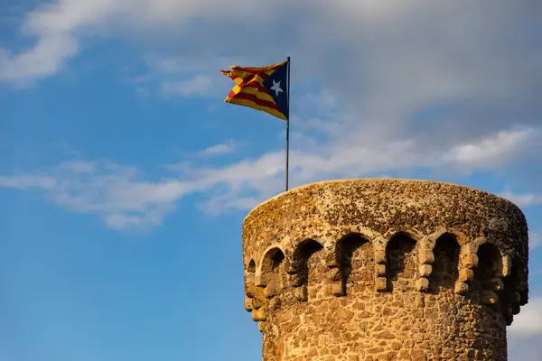 Bandera independiente ondeando en la cima de la nube de la torre medieval —  Fotos de Stock