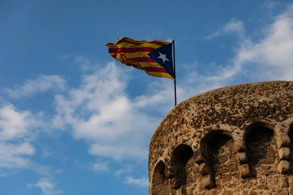 Bandera independiente ondeando en la cima de la nube de la torre medieval —  Fotos de Stock