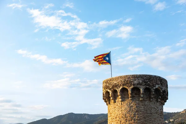 Bandera independiente ondeando en la cima de la nube de la torre medieval —  Fotos de Stock